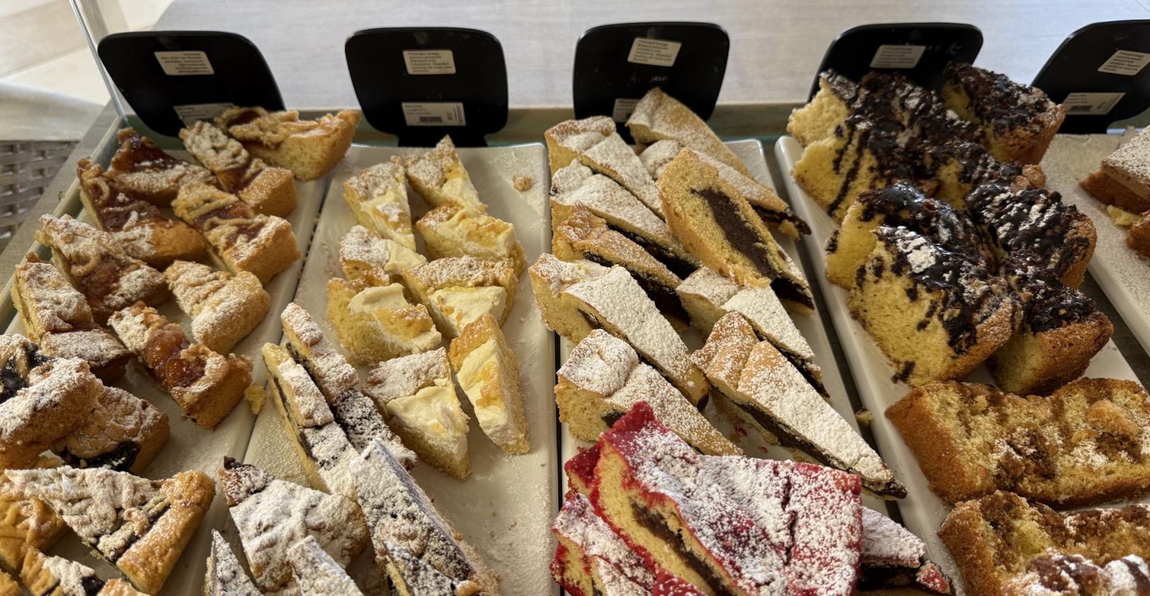 Vassoio di dolci assortiti, profumati e colorati, con zucchero a velo.