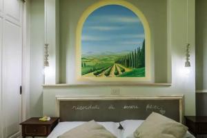 Camera da letto con dipinto di paesaggio e scritta