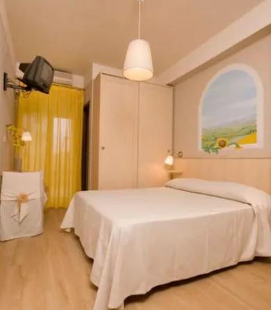 Camera accogliente con letto matrimoniale, TV, armadio e decorazioni luminose.