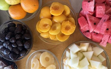 Colorata varietà di frutta fresca e sciroppata, un'esplosione di sapori succosi.