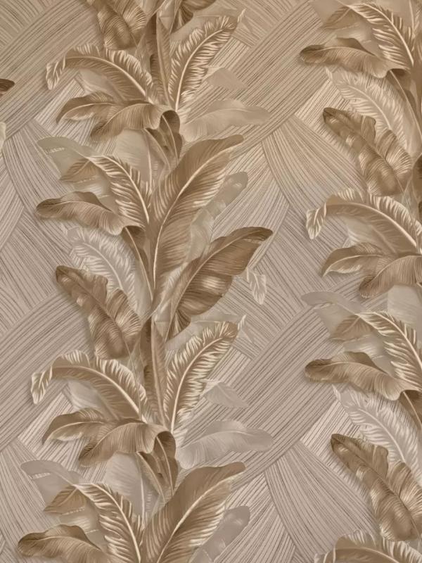 Carta da parati con foglie tropicali in tonalità beige e marrone.