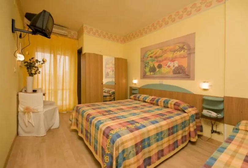 Camera accogliente con letto matrimoniale e decorazioni colorate.
